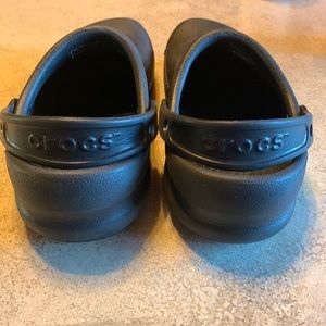 Gently used non-slip crocs W8/M6